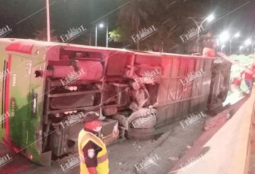 Sufre accidente autobús de turismo en Ruiz Cortines