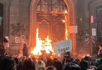 Colectivas feministas exigen justicia para María Fernanda; queman puerta de palacio de gobierno de NL