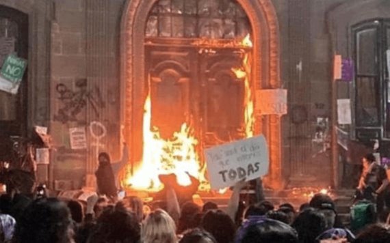 Colectivas feministas exigen justicia para María Fernanda; queman puerta de palacio de gobierno de NL