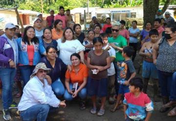 “Figurita” personaje de Cárdenas, se suma al apoyo de familias inundadas de Tacotalpa