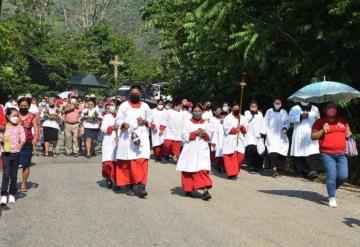 Fieles de Oxolotán reciben a los Santos Óleos