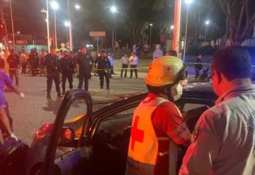 En vísperas de Jueves Santo sufren aparatoso accidente frente a la Catedral del Señor de Tabasco