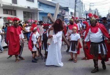 Fieles católicos llevan a cabo su tradicional viacrucis en Paraíso