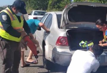 Auxilia la Policía Estatal de Caminos a una familia en la carretera estatal Vía Corta Comalcalco