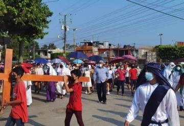 Fe y devoción de familias enteras en este Viernes Santo por Viacrucis en Tacotalpa