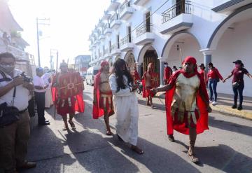 Justo en estos momentos da comienza la representación de la Pasión de Cristo en la Villa Tamulté de las Sabanas