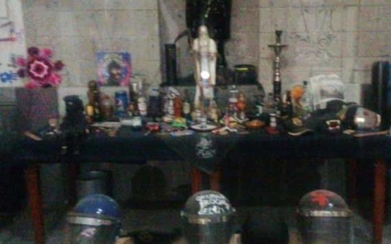 Un altar a la Santa Muerte entre otros objetos, fue lo asegurado por policías en instalaciones de la CNDH
