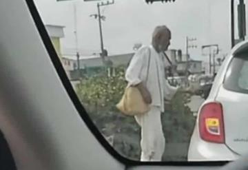 Video  Abuelito en situación de calle que pedía dinero arroja monedas a conductor que solo le dio 2 pesos