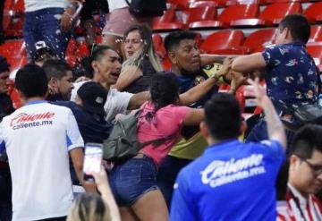 Se registró riña entre aficionados del Cruz Azul y Chivas en gradas del Azteca; tres personas fueron detenidas