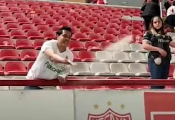 Aficionado de Necaxa arroja cenizas de su padre en el Estadio Victoria