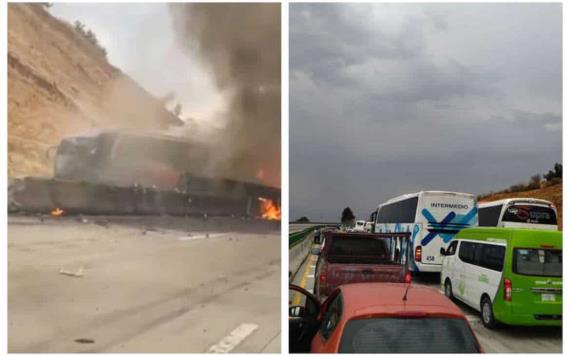 Tráiler se estrella contra camiones de pasajeros en la México-Puebla