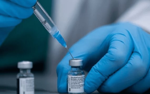 México explora comprar vacuna pediátrica directamente a Pfizer