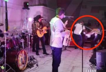 Sujeto ataca a cuchilladas a su ex pareja en pleno escenario por recibir rosa de un cantante en Nuevo León