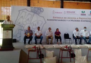 Gobernador del Estado entrega apoyos a productores agropecuarios y a mujeres emprendedoras