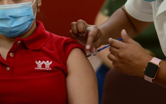 Personal de la Cámara Mexicana de la Industria de la Construcción reciben dosis de vacunación de AztraZeneca