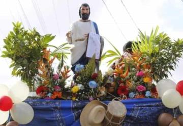 En Jalpa de Méndez, Rinden tributo infantes con enramas a san Marcos Evangelista