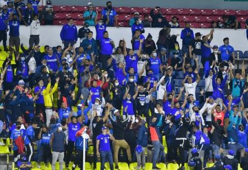 Aficionados de Cruz Azul protagonizan pelea en el estadio Azteca