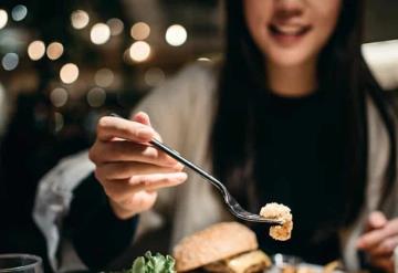 Cenar tarde perjudica la salud y te hace engordar