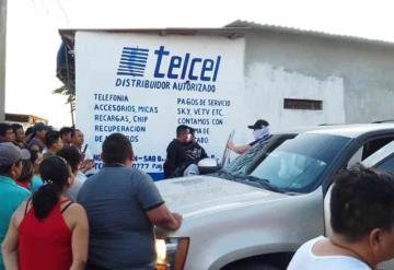 Retienen y amenazan a presuntos policías en Villa Tamulté de las Sabanas