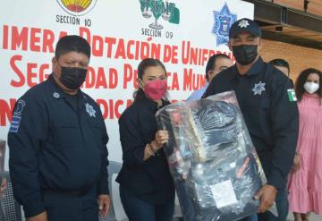 Entrega Alma Espadas uniformes a policías y burócratas de Teapa