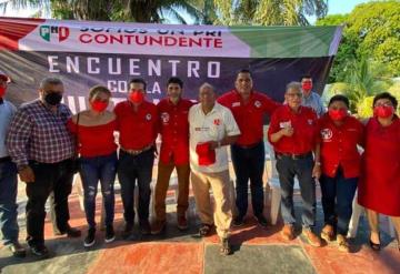 El presidente del CDE del PRI  Dagoberto Lara Sedas hace entrega de nombramientos en Comalcalco