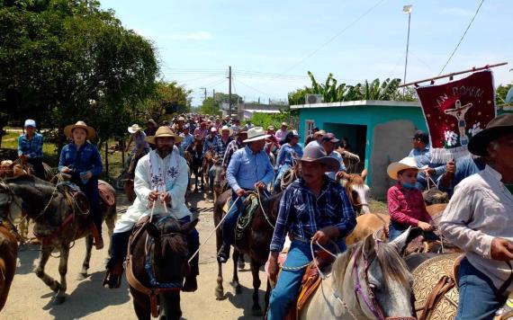 Asisten jinetes a la tradicional cabalgata en honor a la Santa Cruz