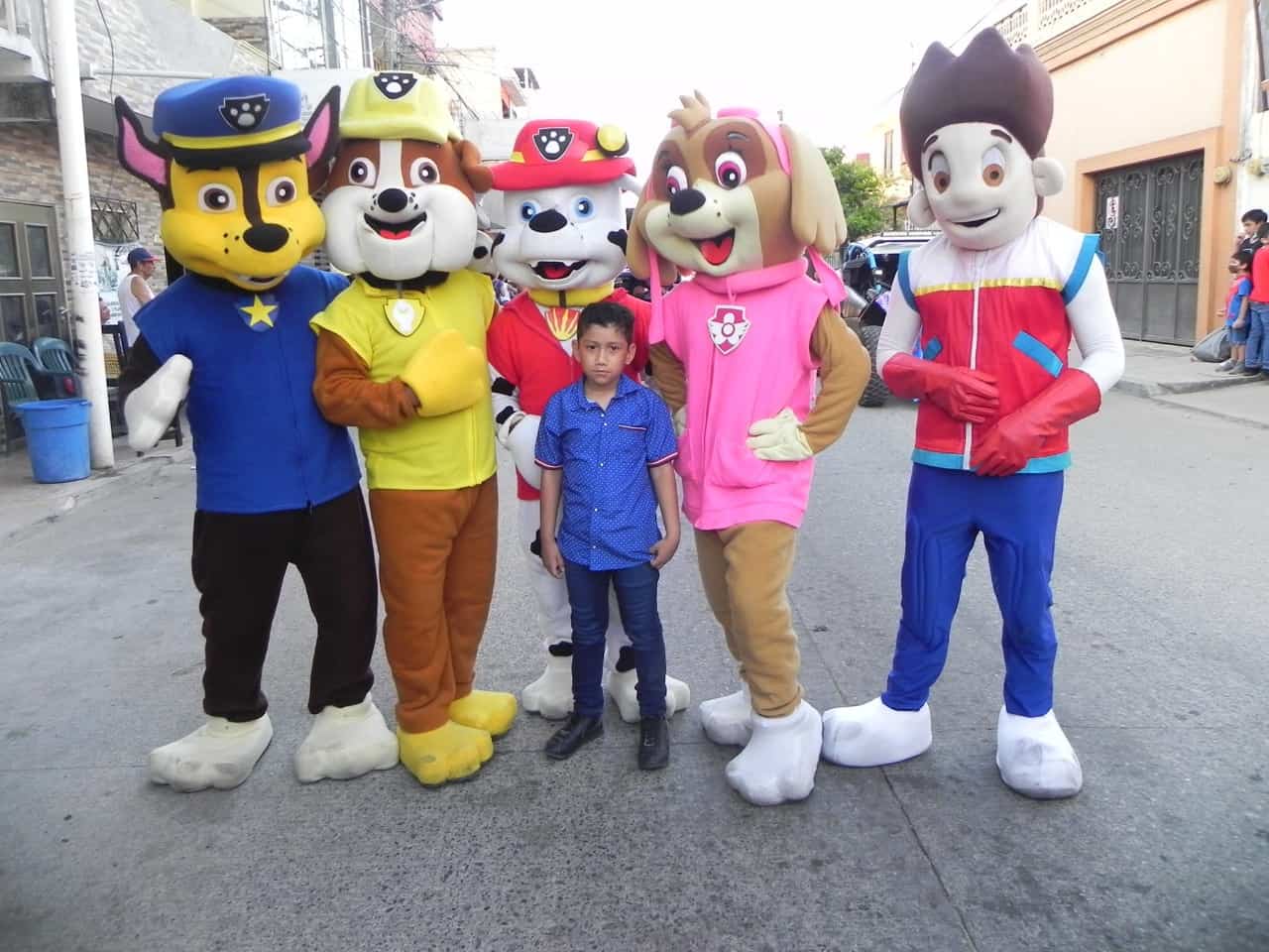 Desfile de personajes de series infantiles asombraron a los ni os