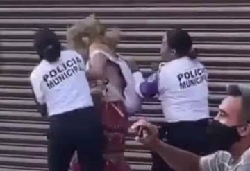 Video: Durante protesta feminista, mujeres policías fueron captadas sometiendo a joven a puñetazos en Guanajuato