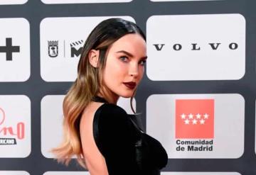 Belinda impacta con espectacular look en los Premios Platino