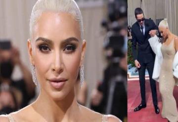 Kim Kardashian sin poder moverse con el ajustado vestido en homenaje a Marilyn Monroe en la MET Gala