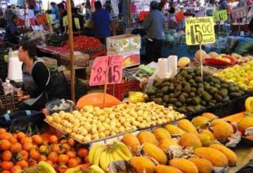 Canasta básica cuesta 300 pesos más en supermercados que en la Central de Abasto: Sheinbaum