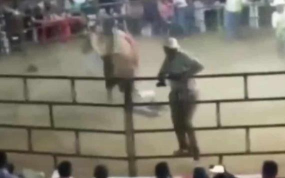 Hombre muere aplastado por toro que estaba montando en un jaripeo en Guerrero