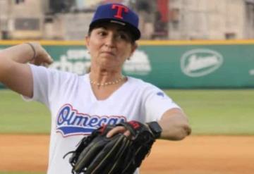 La presidenta del DIF Tabasco encabezó ceremonia especial en segundo juego de la serie de los Olmecas por el Día de las Madres