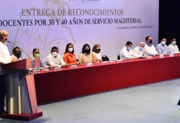 Gobernador del estado entrega reconocimientos a docentes por 30 y 40 años de servicio en la educación