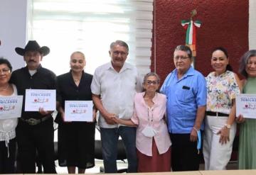 Ayuntamiento de Comalcalco entrega bonos simbólicos a profesores jubilados del municipio por el Día del Maestro