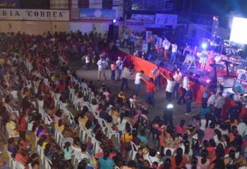 Gobierno de Tacotalpa celebra Día de las Madres con lleno total en el parque central