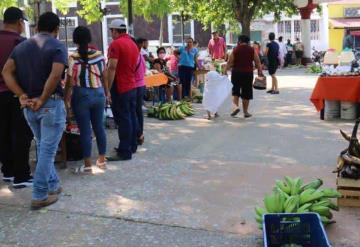 Productores del programa “Sembrando Vida” comercializan sus cosechas en el parque central de Macuspana