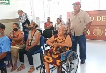 Familias vulnerables reciben consultas de la vista en Balancán