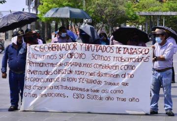 Ex trabajadores del estado y municipios acudieron al Palacio de Gobierno exigiendo pago de laudos laborales