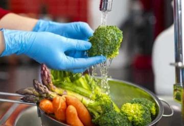 ¿Qué alimentos sí y cuáles no hay que lavar antes de cocinarlos?