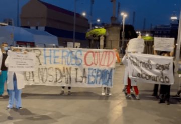 Médicos protestan contra la contratación de doctores cubanos y para exigir continuidad laboral afuera del Palacio Nacional