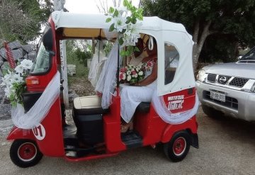 Pareja de Yucatán convierte mototaxi en su carruaje de boda
