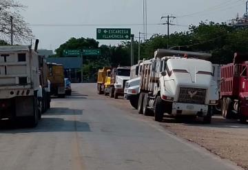 24 horas bloqueo para la carretera federal, palizada por un sindicato de volteos de Palenque