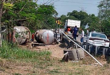 Vuelca tráiler cerca del libramiento a Villahermosa