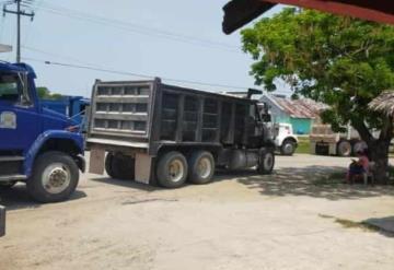 Compañías de volteos de Palizada y Jonuta  bloquean carretera federal Palizada-Santa Adelaida