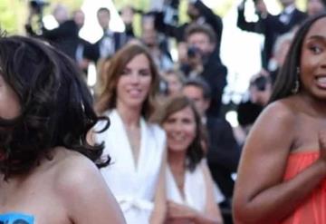 Joven desnuda irrumpe en la alfombra roja de Cannes en protesta por abusos a mujeres en Ucrania