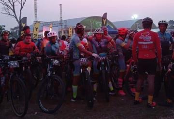 Asisten ciclistas a la carrera ‘Desafío Cunduacán’