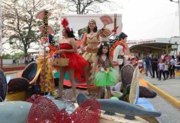 Fiesta multicolor en Desfile de Carros Alegóricos en Jonuta