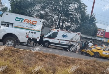 Fuerte accidente entre un taxi y una camioneta por el Fraccionamiento Los Claustros