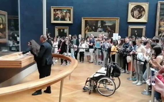 Sujeto ataca con un pastel a la Mona Lisa de Da Vinci en el museo del Louvre